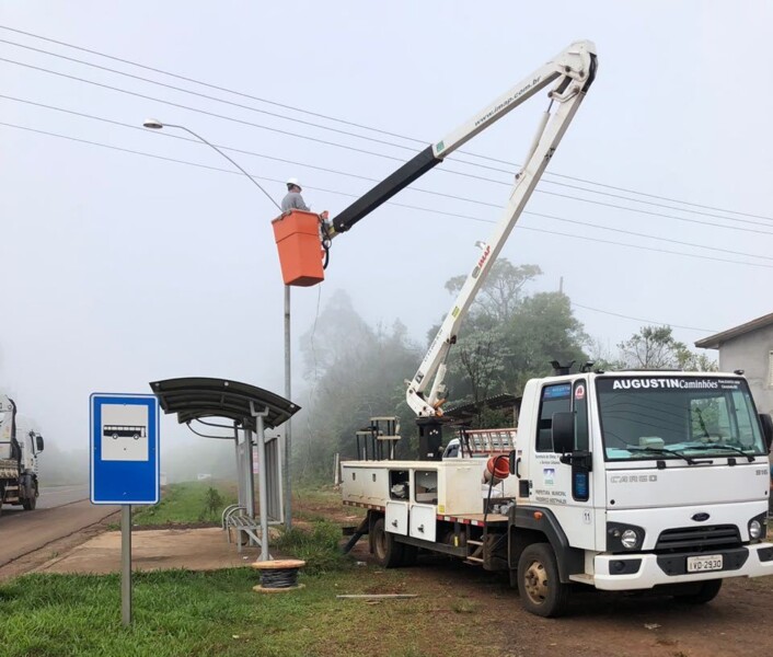 iluminacao-publica-e-instalada-em-parada-de-onibus