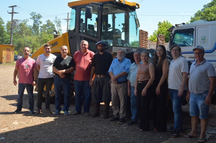 prefeitura-de-fw-investe-r-138-milhao-em-dois-rolos-compactadores-e-uma-mini-carregadeira-para-melhorias-na-infraestrutura-urbana-e-rural