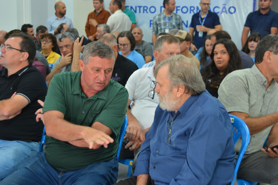 prefeito-orlando-girardi-participa-de-ato-de-assinatura-de-programas-de-incentivo-a-agricultura-familiar-em-frederico-westphalen-2