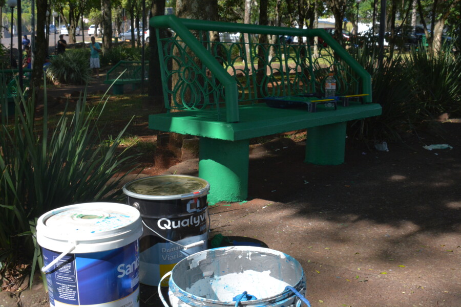 equipe-da-secretaria-de-obras-realiza-revitalizacao-da-praca-da-corsan
