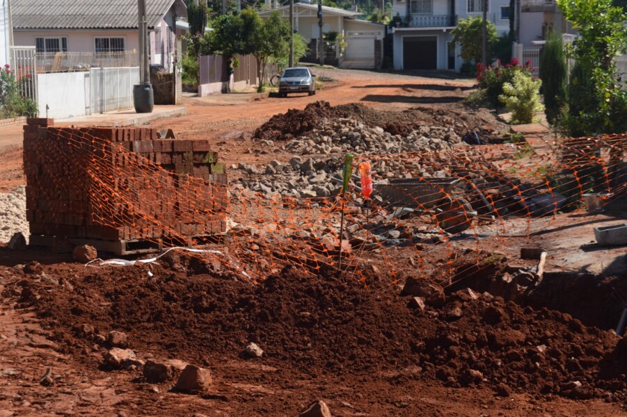 prefeitura-de-frederico-westphalen-realiza-obras-de-drenagem-e-pavimentacao-na-rua-paranagua