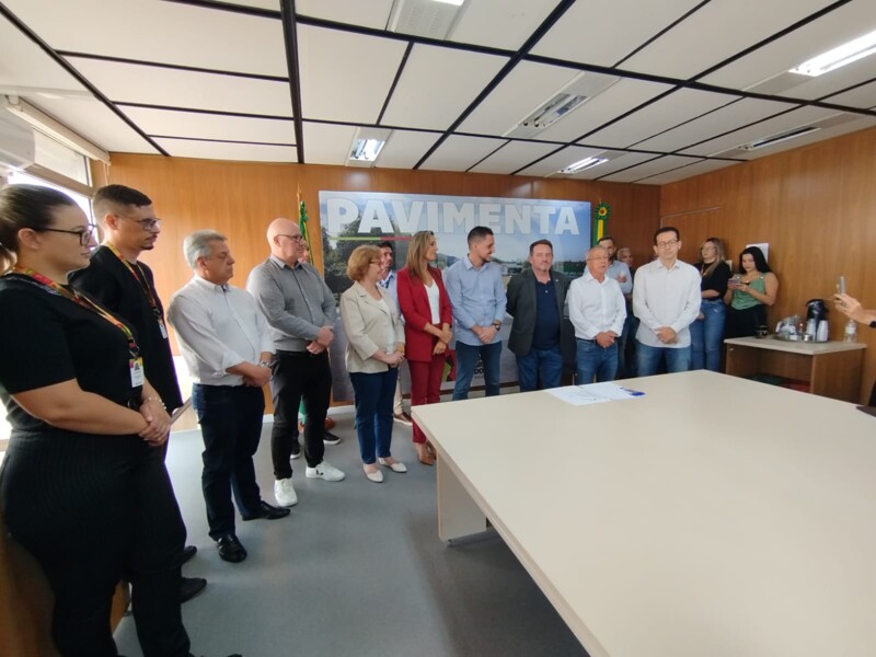 pavimenta-3-orlando-girardi-firma-convenio-na-sedur-para-obra-de-pavimentacao-em-frederico-westphalen