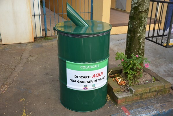 novas-lixeiras-sao-instaladas-no-centro-do-municipio