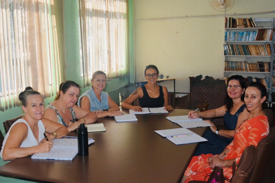equipe-do-aee-e-coordenacao-multidisciplinar-da-smec-discutem-atendimentos-e-demandas-do-cotidiano-escolar