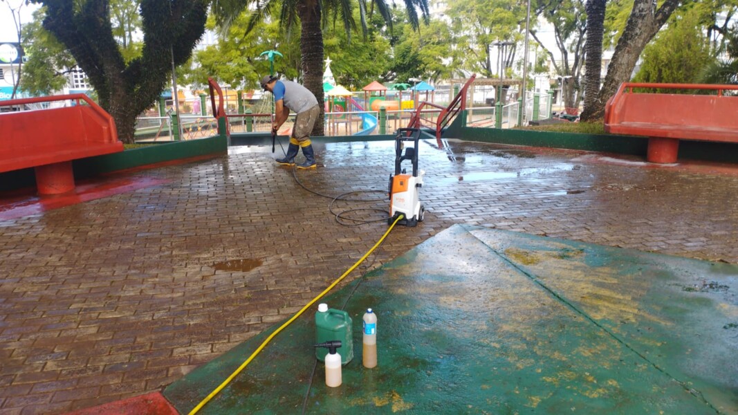 secretaria-de-obras-reforca-limpeza-urbana-na-praca-da-matriz-e-rua-santo-cerutti