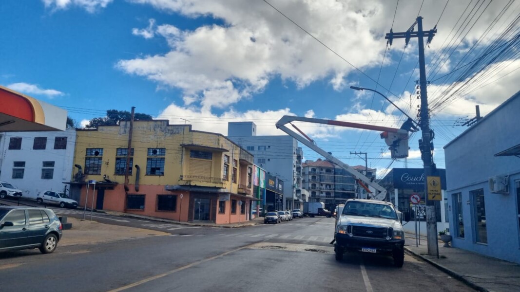 prefeitura-realiza-limpeza-de-ruas-e-troca-de-lampadas-em-varios-bairros