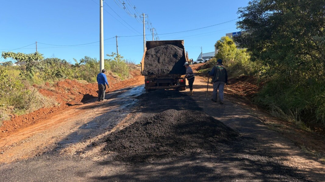 secretarias-de-obras-e-agricultura-executam-melhorias-na-rua-caicara