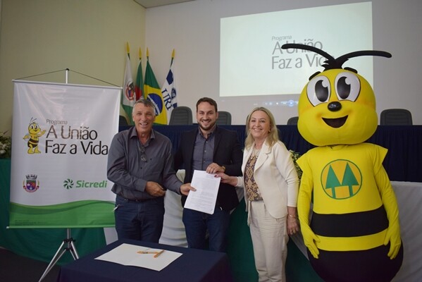 administracao-municipal-assina-termo-de-parceria-com-a-sicredi