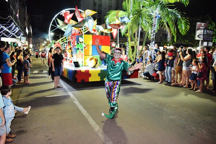 desfile-natalino-encanta-milhares-de-pessoas