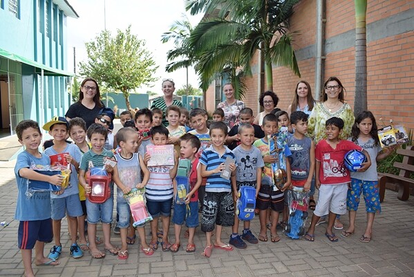 gabinete-da-primeira-dama-entrega-brinquedos-aos-alunos-da-maria-falcon