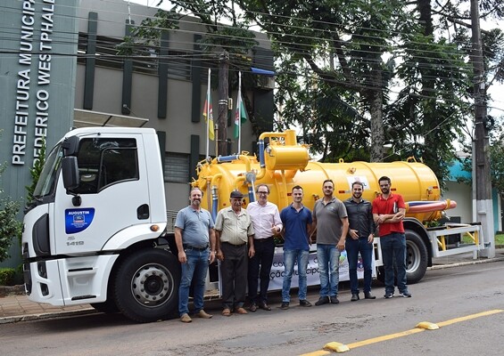 administracao-municipal-investe-em-caminhao-tanque-distribuidor-de-adubo-organico