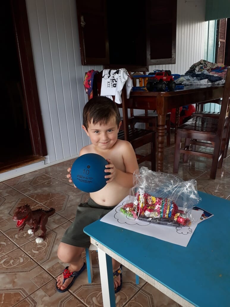 criancas-do-programa-pimcrianca-feliz-recebem-presentes-de-natal