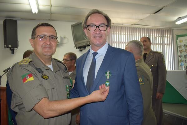 prefeito-recebe-medalha-especial-de-merito-da-brigada-militar-ambiental