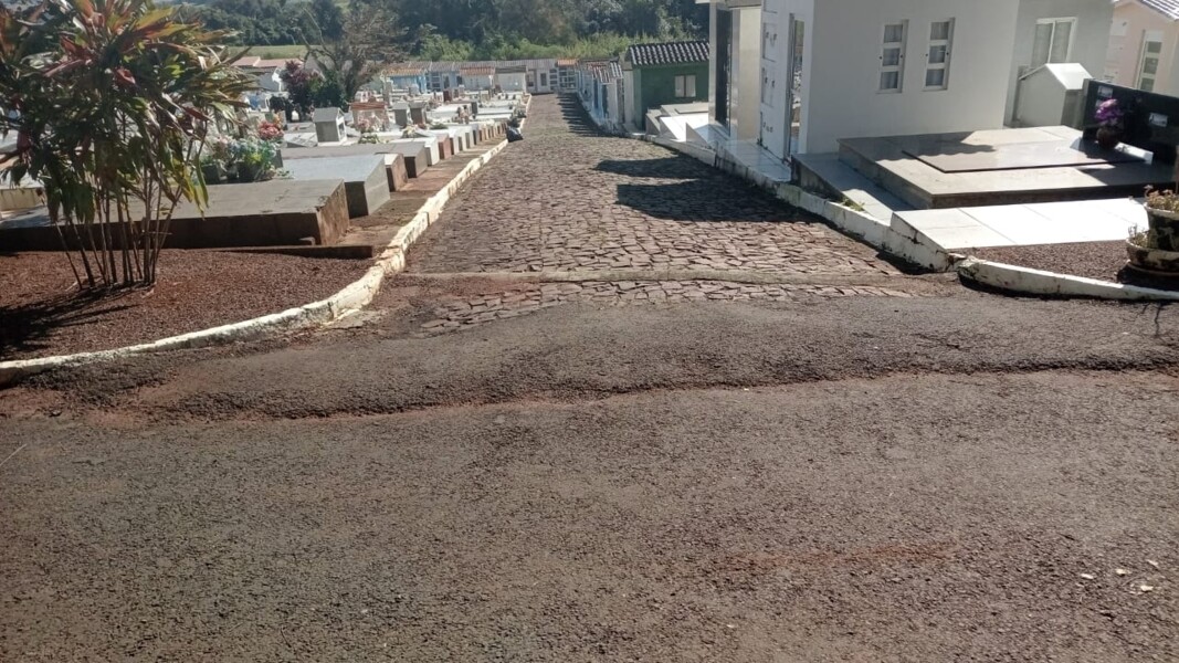 cemiterio-municipal-recebe-servicos-de-limpeza-e-manutencao