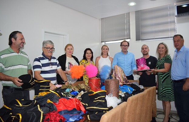 figurinos-do-espetaculo-a-fabrica-de-sonhos-sao-doados-para-a-administracao-municipal