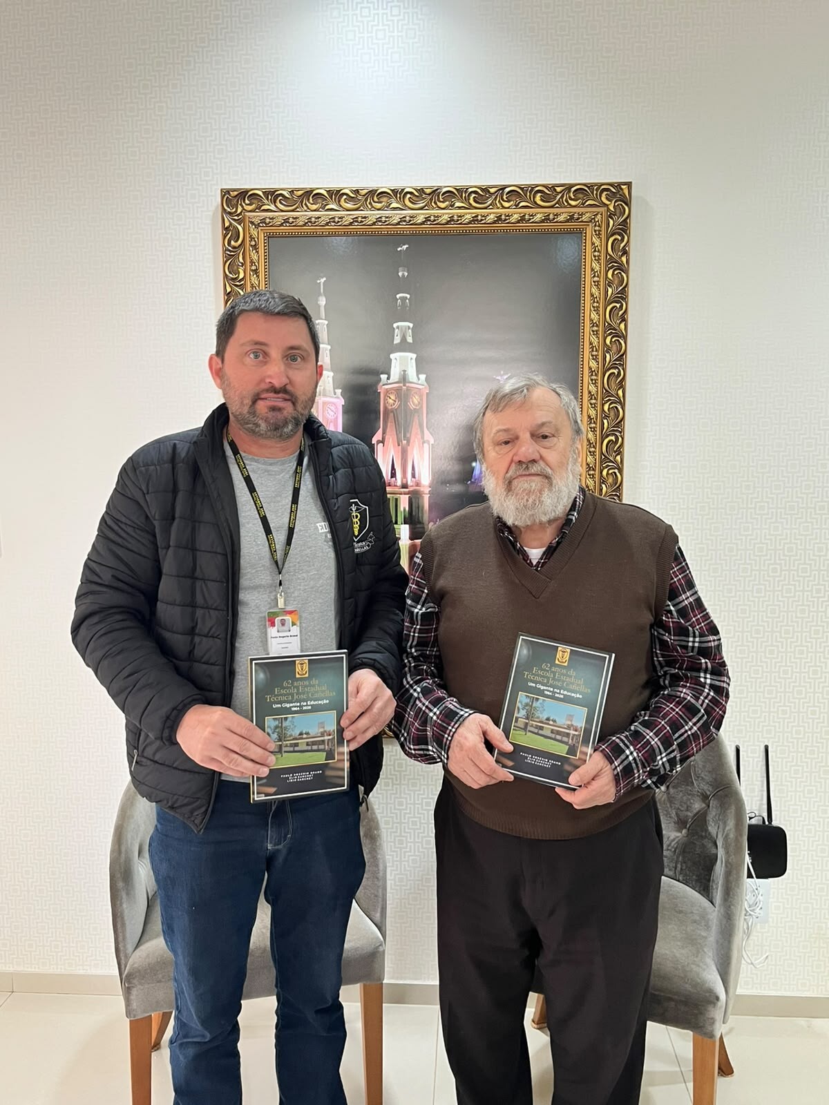 diretor-da-escola-tecnica-jose-canellas-entrega-livro-que-conta-os-62-anos-de-historia-da-instituicao