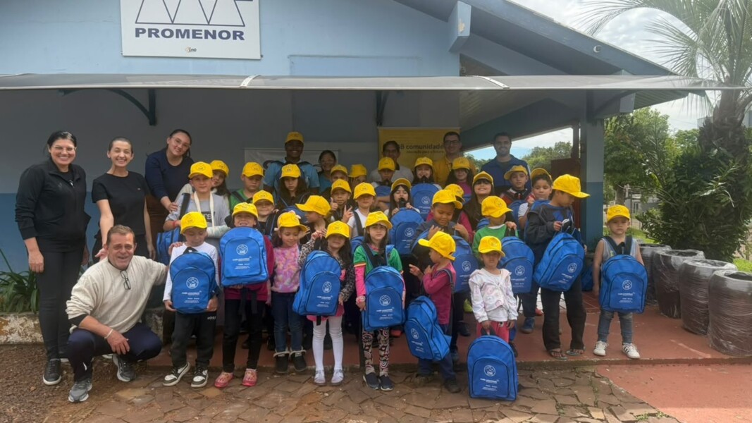 criancas-do-promenor-recebem-novos-uniformes-do-projeto-aabb-comunidade
