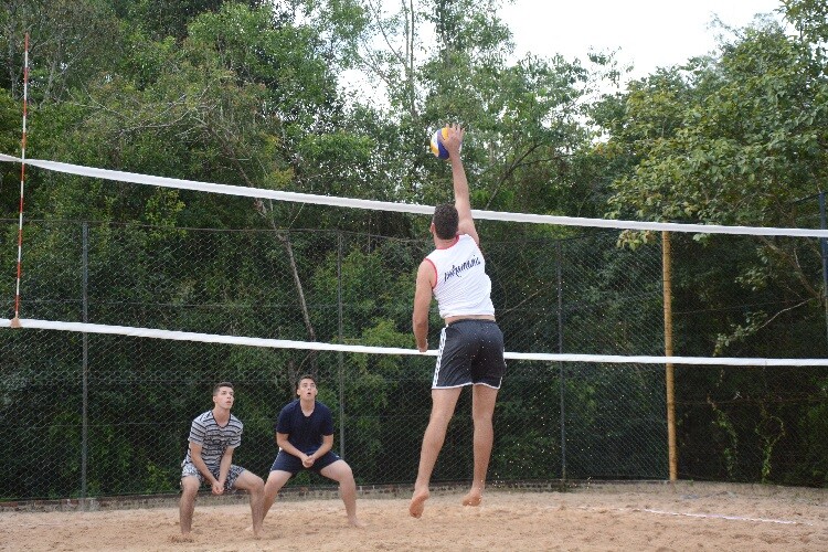 jogos-de-volei-de-duplas-e-futevolei-serao-disputados-neste-fim-de-semana
