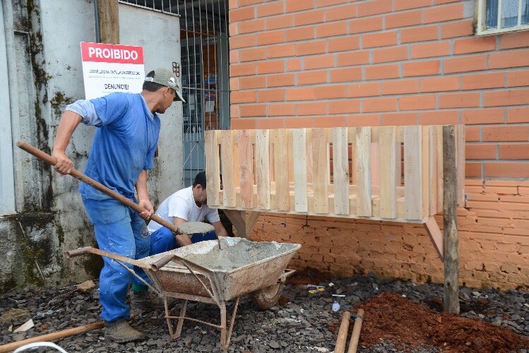 secretaria-municipal-de-obras-realiza-a-instalacao-de-novas-lixeiras-comunitarias