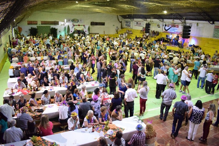 baile-de-abertura-das-atividades-dos-grupos-da-terceira-idade-reune-centenas-de-pessoas