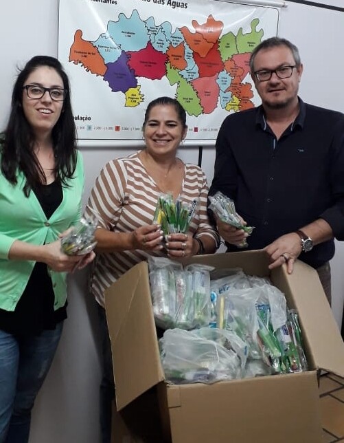 secretaria-de-saude-recebe-doacao-de-escovas-de-dentes