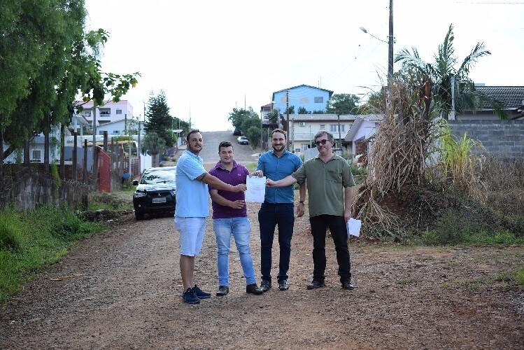 prefeito-em-exercicio-assina-liberacao-para-inicio-de-obras-na-rua-dr-alcides-cerutti