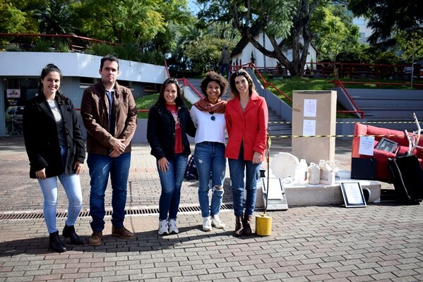 materiais-recolhidos-nas-ruas-de-fw-sao-expostos-na-praca-da-matriz