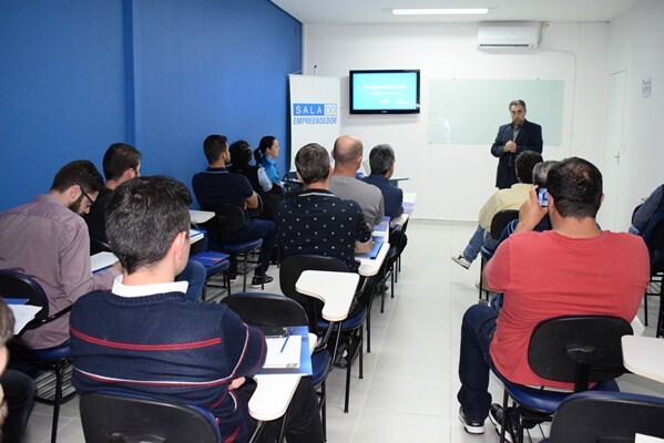 palestra-sobre-inovacoes-no-setor-industrial-reune-empreendedores