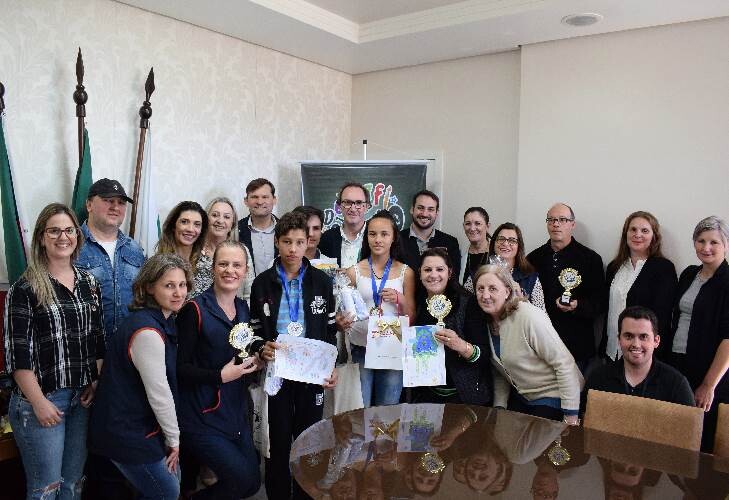 vencedores-do-concurso-municipal-de-desenho-recebem-premiacao