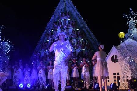 arvore-cantante-e-chegada-do-papai-noel-encantam-publico