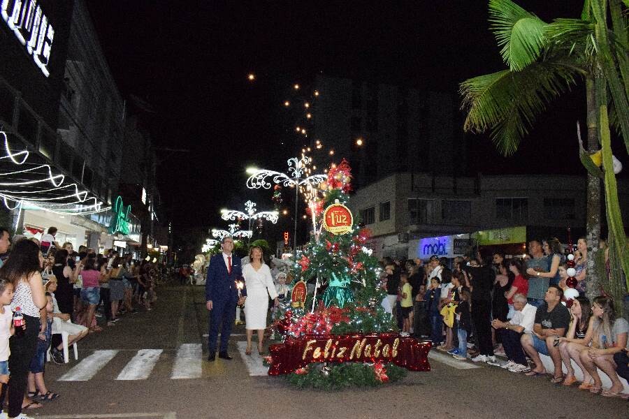 desfile-natalino-emociona-milhares-de-pessoas