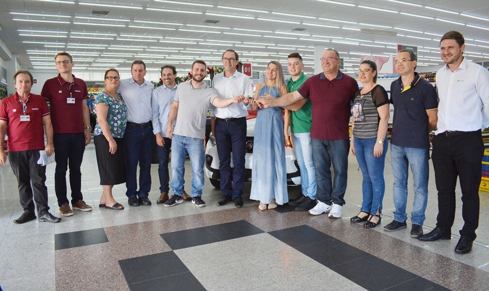 ivete-de-almeida-recebe-fiatmobi-de-campanha-da-cdl