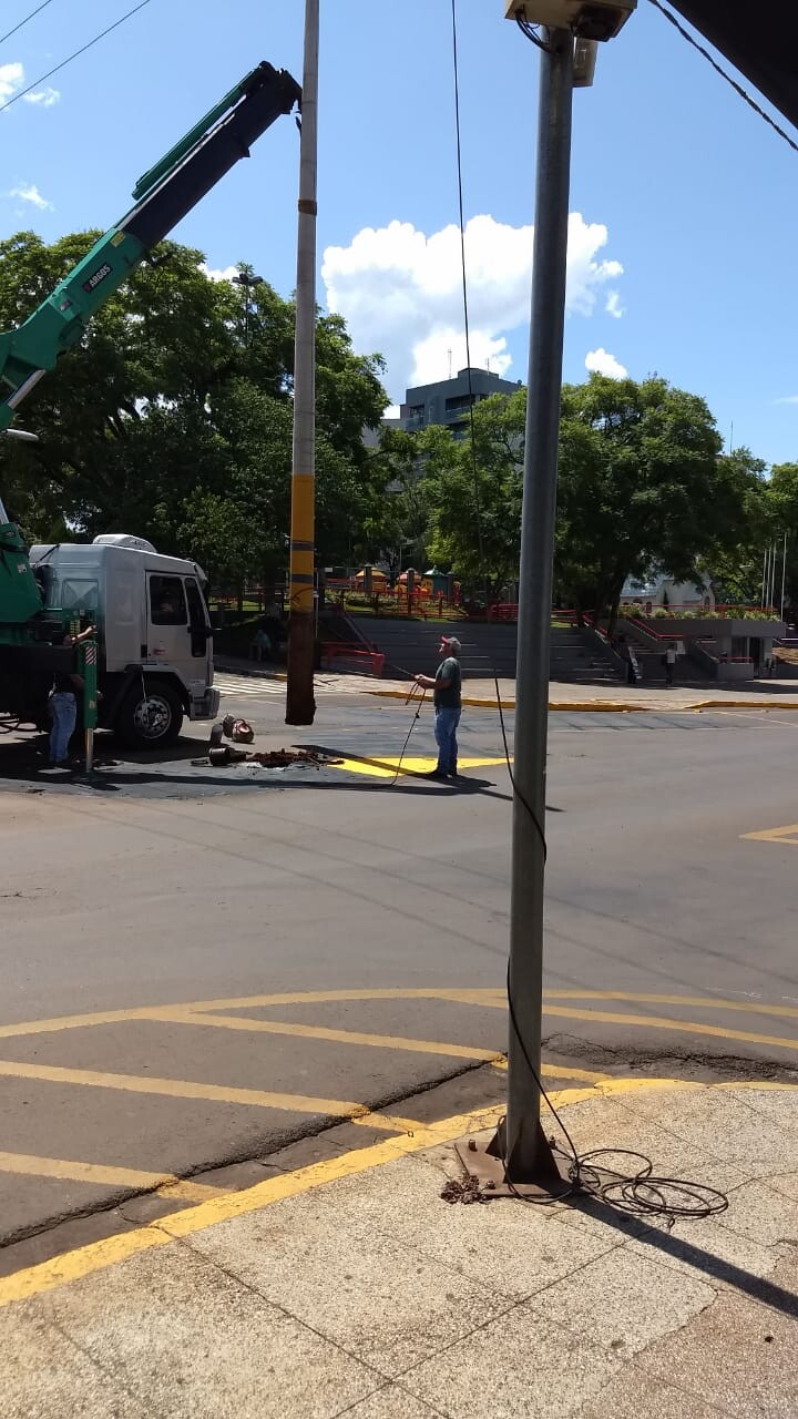 poste-na-rua-do-comercio-e-retirado
