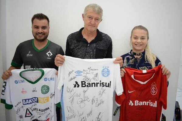 camisas-autografadas-sao-entregues-aos-ganhadores