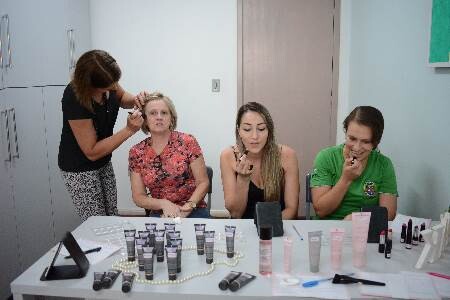 funcionarias-municipais-recebem-sessoes-de-beleza