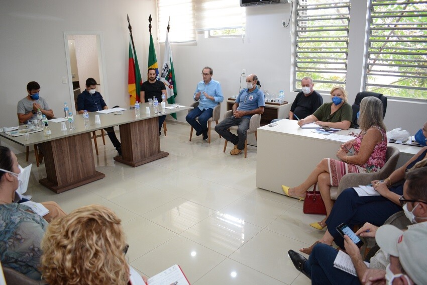 prefeito-e-vice-prefeito-se-reunem-com-secretarios