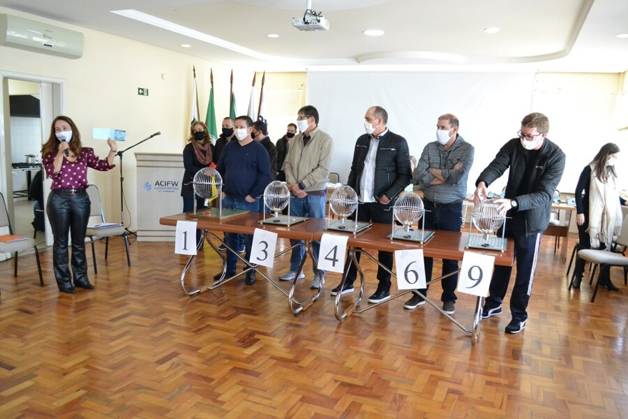 apae-fw-e-a-ganhadora-do-sorteio-em-prol-do-hdp