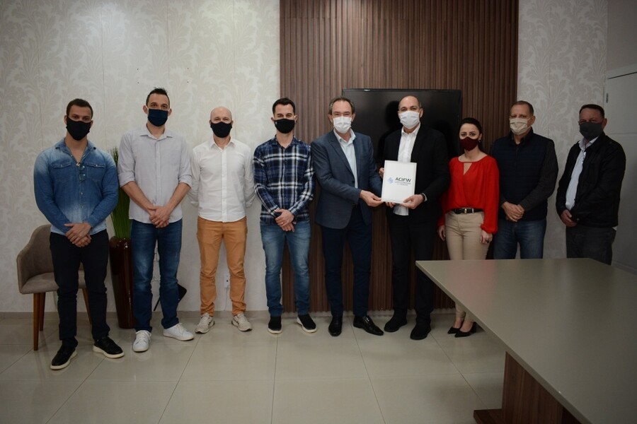 prefeito-recebe-plano-de-desenvolvimento