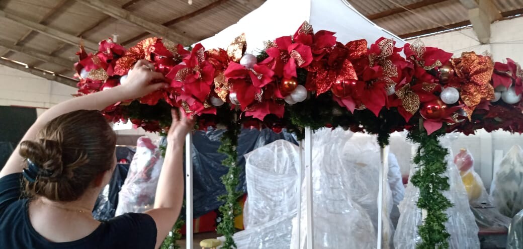 voluntarios-trabalham-na-confeccao-das-decoracoes-do-frederico-em-luz