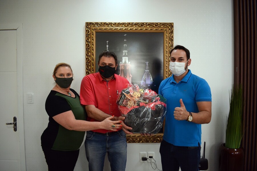 prefeito-em-exercicio-entrega-presente-para-a-creluz