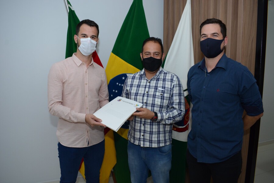 prefeito-entrega-pl-do-codigo-de-posturas-ao-presidente-do-legislativo