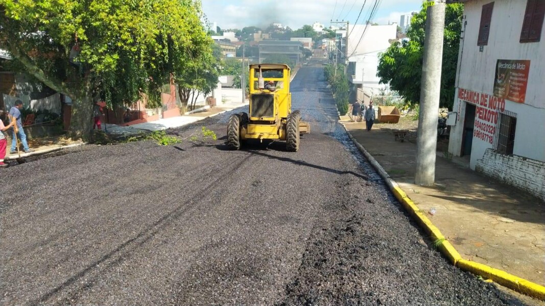 rua-15-de-novembro-recebe-pavimentacao-asfaltica