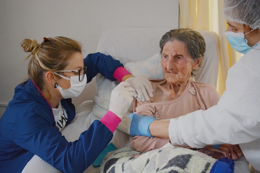covid-19-idosos-com-mais-de-81-anos-sao-vacinados
