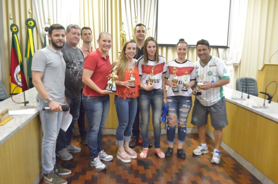 vencedores-do-municipal-de-futsal-recebem-premiacao