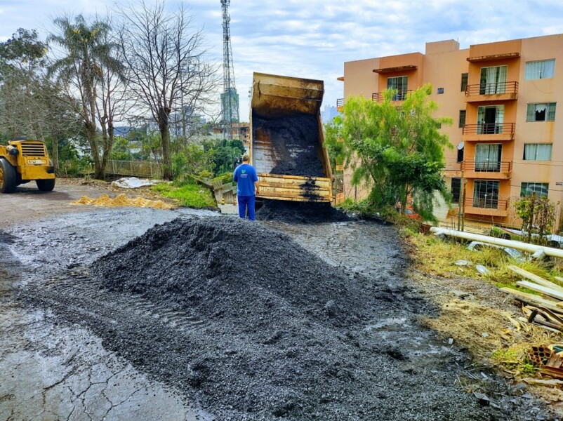 secretaria-de-obras-asfalta-ruas-da-cidade