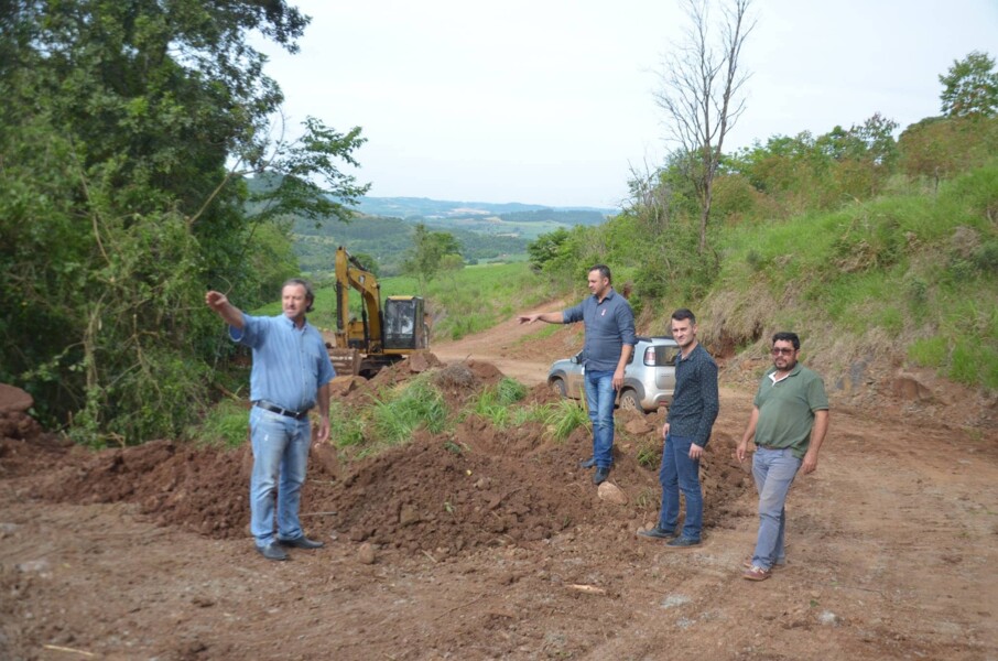 membros-da-administracao-municipal-acompanham-obras-no-interior