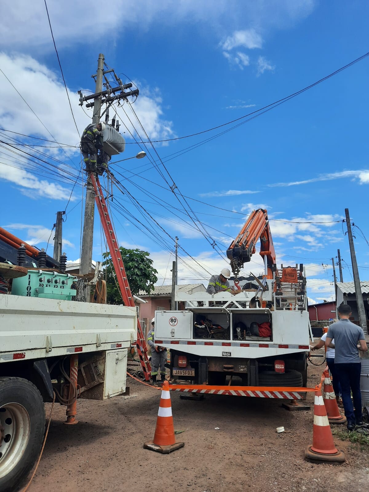 moradores-do-loteamento-conquista-recebem-postes-de-energia-eletrica