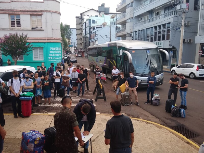 jovens-embarcam-para-prestar-servico-militar-2