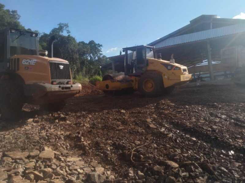 secretaria-da-agricultura-realiza-reparos-em-estradas-do-interior