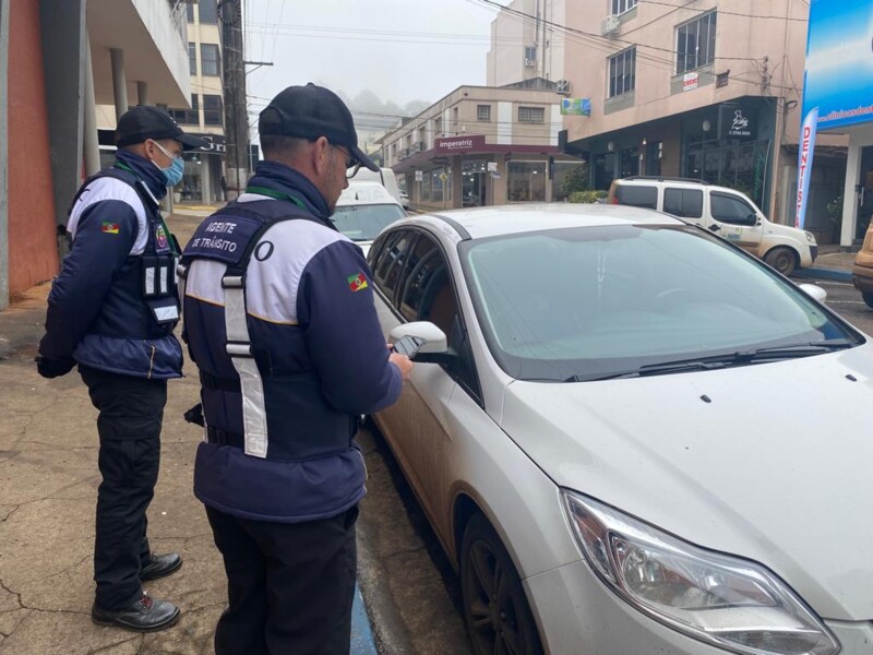 agentes-de-transito-realizam-fiscalizacao-no-centro-da-cidade